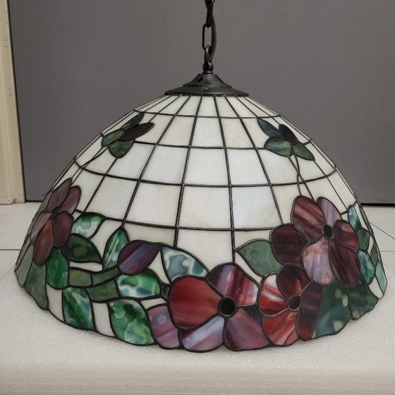 Image 1 of Grote vintage hanglamp in Tiffany-stijl van gekleurd glas.