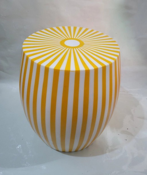 Tavolino laterale artigianale marocchino giallo e bianco - Artisanal Bijzettafel