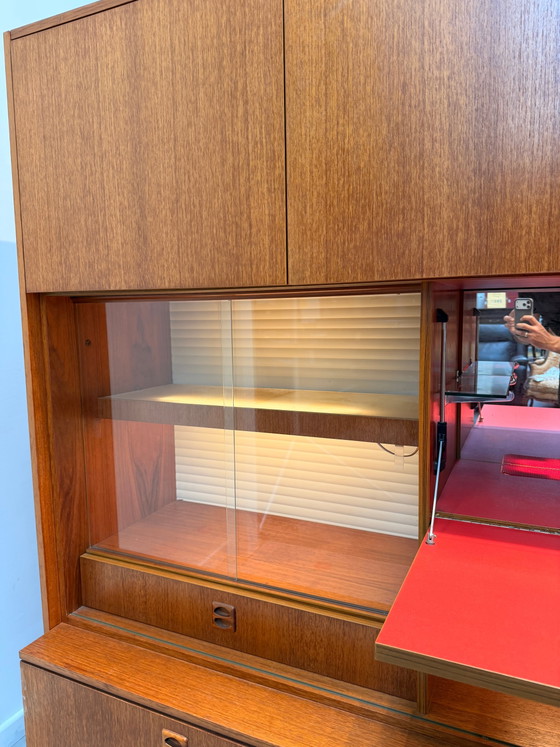 Image 1 of Mueble de pared danés de teca de estilo moderno de mediados de siglo.