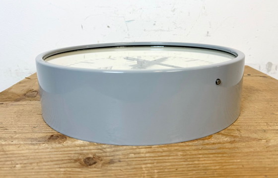 Image 1 of Industriële lichtgrijze fabriekswandklok van Pragotron, jaren 60