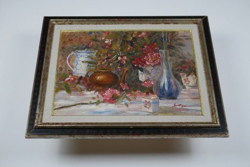 Bodegón con flores rosas y macetas azules.