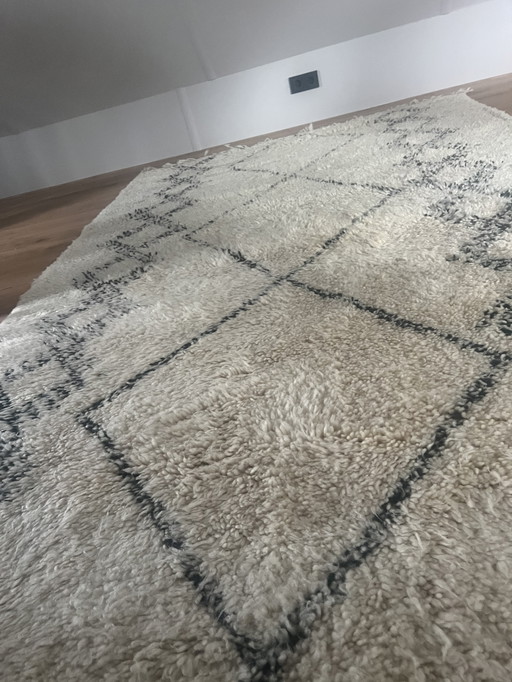 Beautiful hand-knotted Moroccan rug