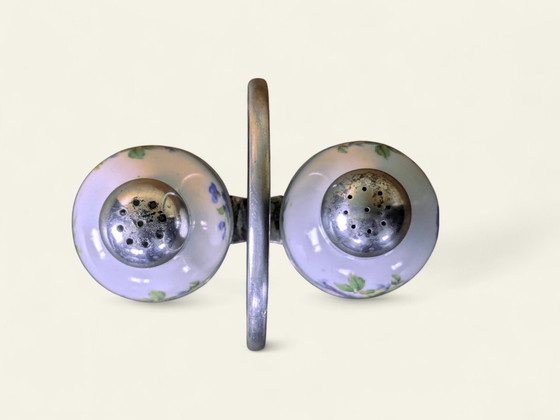 Image 1 of Set di saliere e pepiere vintage | anni '60 in ceramica e metallo | decoro floreale con supporto