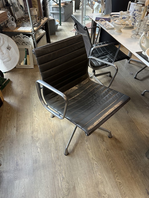 Vitra EA 108 grijs leer