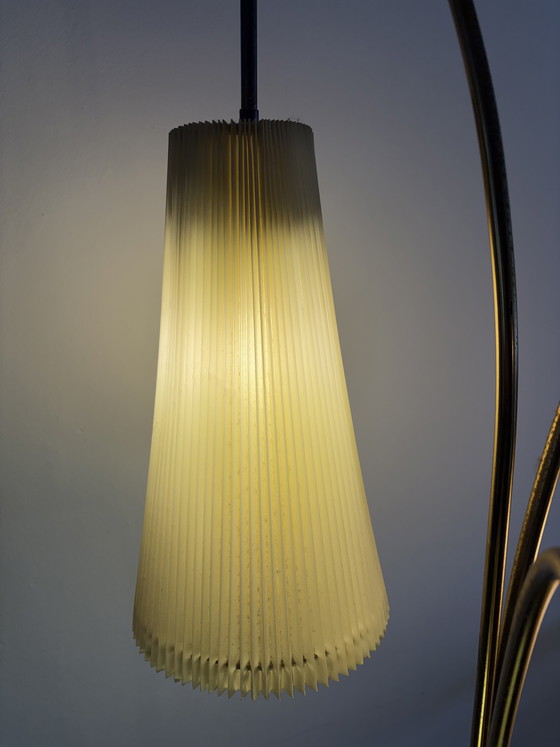 Image 1 of Stehlampe aus den 1950er Jahren, Messing, mit 3 pastellfarbenen Plissee-Schirmen