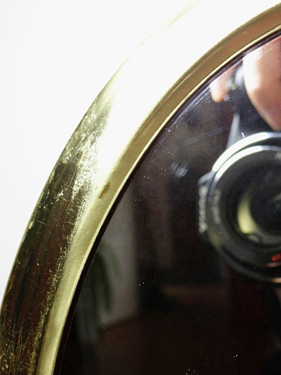Image 1 of Ovale tafelspiegel met een vintage gouden metalen lijst uit de jaren 1950-1960.