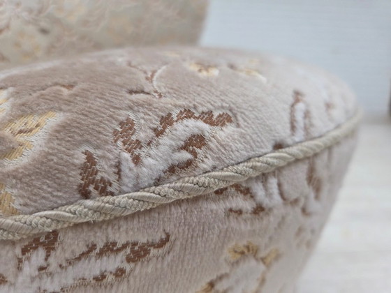 Image 1 of Fauteuil danois incurvé des années 1970, revêtement d'origine en velours vert clair/gris.