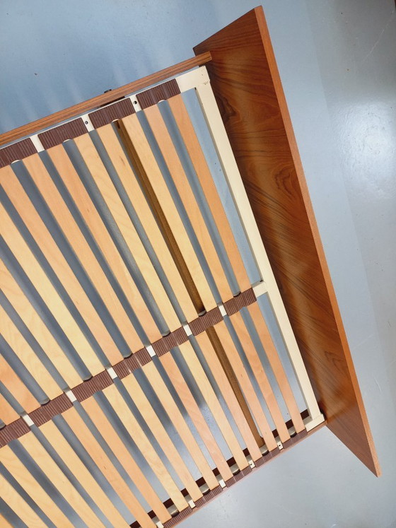 Image 1 of Lit double vintage style scandinave en teck des années 60 avec chevets lumineux intégrés et sommier