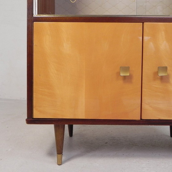 Image 1 of Vitrina de estilo futurista con puertas correderas de cristal, Bélgica, década de 1960.