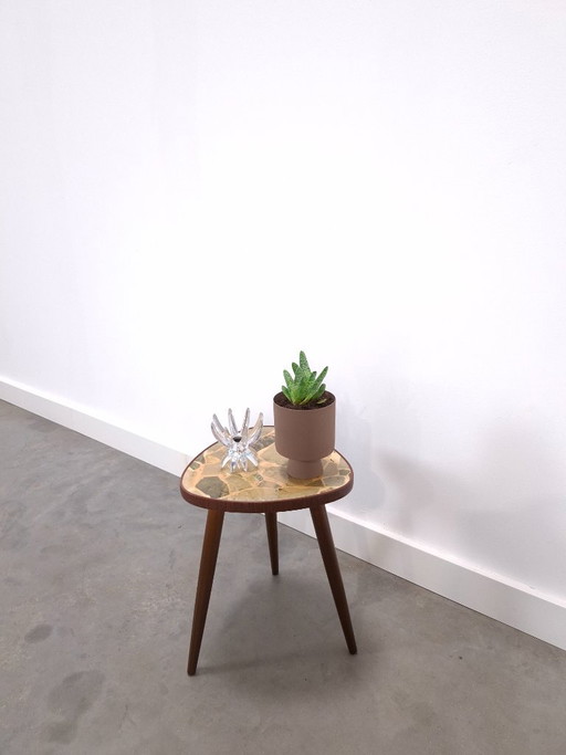 Table d'appoint triangulaire vintage table à plantes avec plateau en formica aspect pierre et pieds hauts, n° 6
