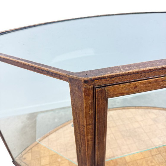 Image 1 of Antieke vitrinekast met gebogen glas – houten displaykast – begin 20e eeuw