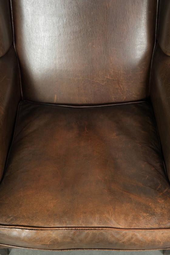 Image 1 of Grote karaktervolle schapenleren oorfauteuil met mooie warme kleuren en een prachtig patina in Engelse stijl