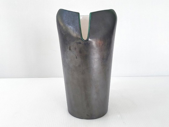 Image 1 of Karaf en 6 vintage glazen uit de jaren 60, zwart parelmoer keramiek met metallic look, gesigneerd.