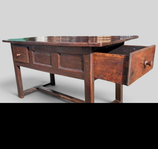 Oude robuuste franse tafel, sidetable met 2 lades afm. 135x68cm en 74cm hoog