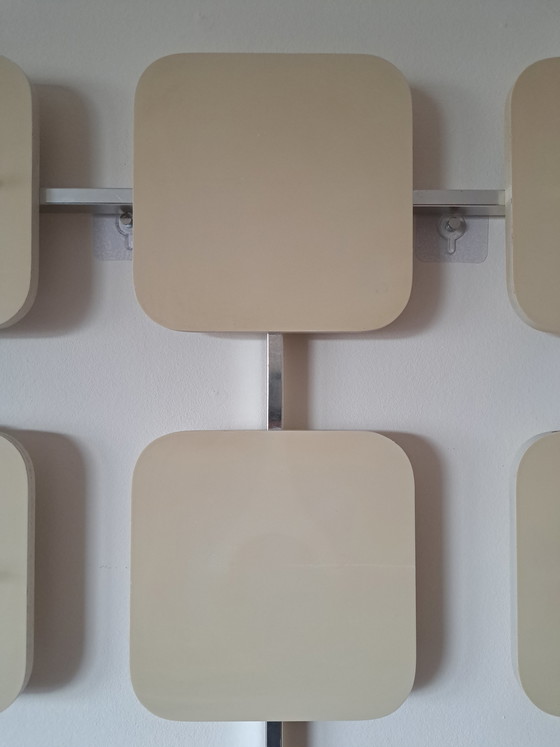 Image 1 of Porte-manteau mural vintage années 70, style Space Age, design milieu du siècle, beige chromé