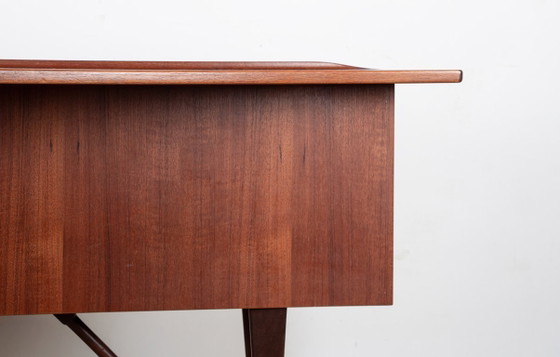 Image 1 of Scrivania danese a forma di "boomerang" in teak e ottone, disegnata da Peter Lovig Nielsen nel 1968.