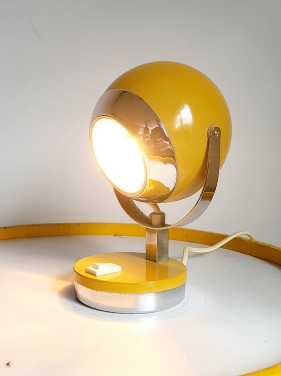 Image 1 of Lampe de table en forme d'œil, style futuriste, couleur jaune mat et finition chromée, années 1960