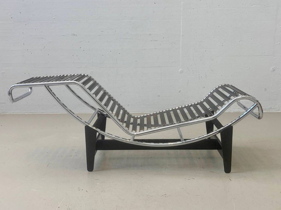 Cassina LC4 Chaises longues en Peau de Poney – Le Corbusier, Pierre Jeanneret & Charlotte Perriand – Metal (photo 12 of 26)