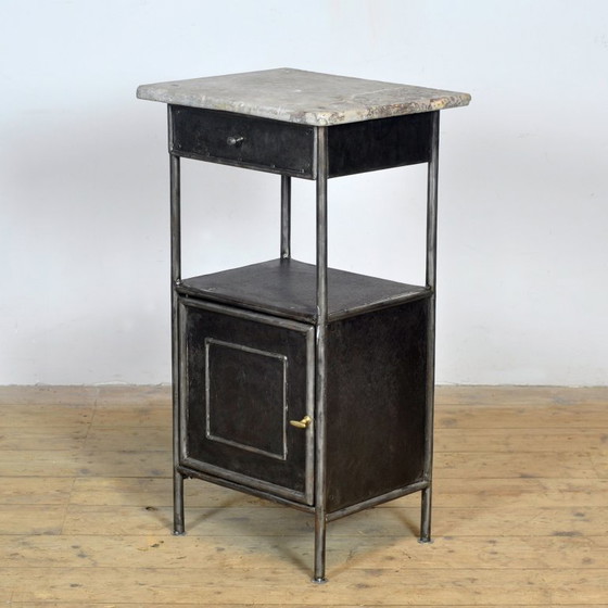 Image 1 of Comodino in ferro con piano in marmo, 1910