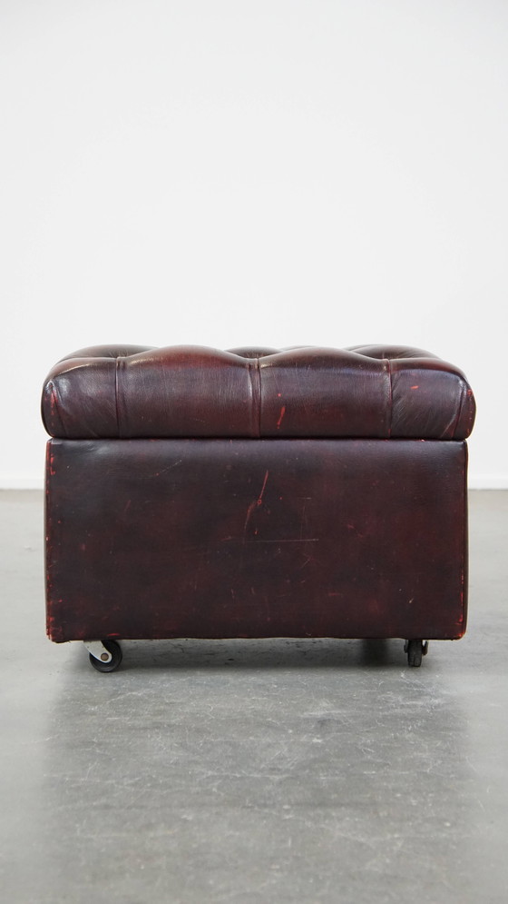 Image 1 of Rode Rundleren Chesterfield Hocker Op Wieltjes