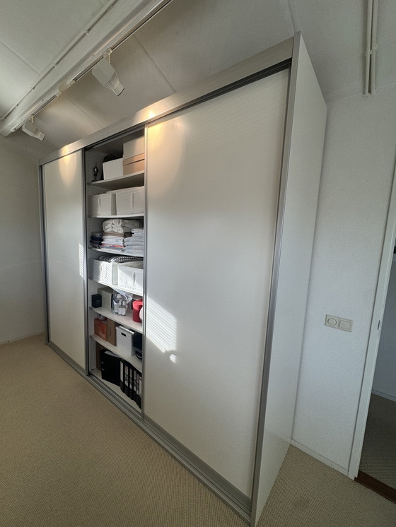 Image 1 of Armadio bianco per vestiti e contenitori con ante scorrevoli