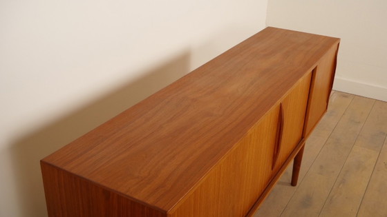 Aparador de madera con puertas correderas, Aparadores, Marrón, Mid Century Modern (foto 7 de 11)