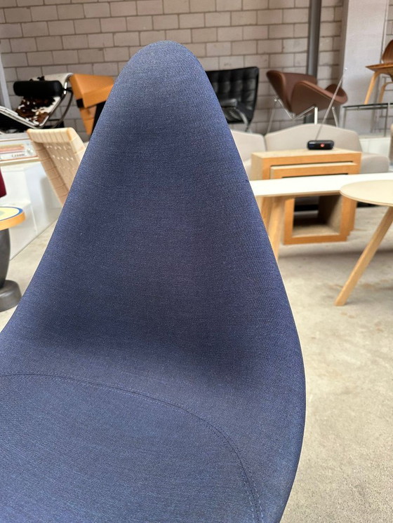 Image 1 of Sedia Drop 3110 di Fritz Hansen, disegnata da Arne Jacobsen.