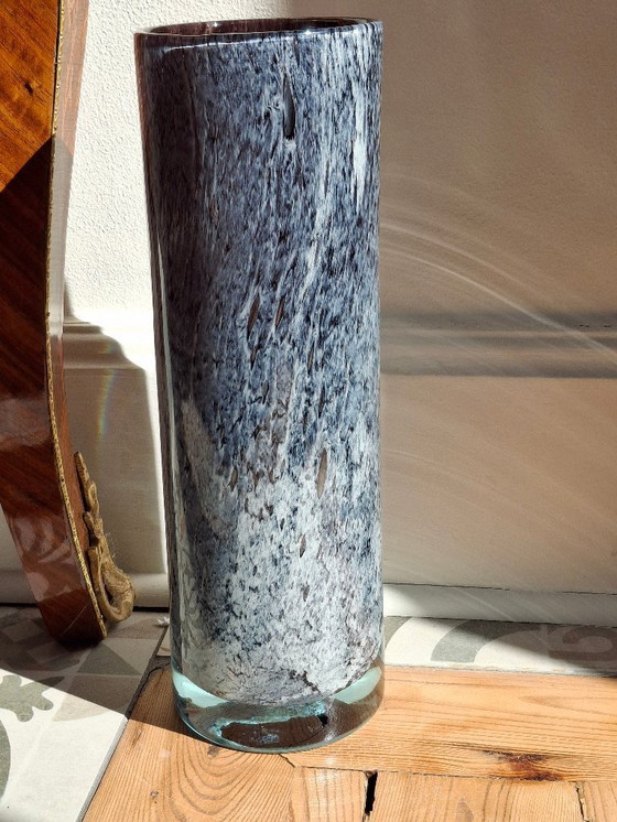 Image 1 of Grote rolvaas van geblazen glas met gespikkelde grijs/paarse camaieu-decoratie