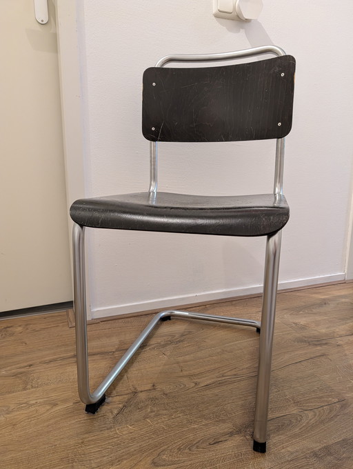 Quatre chaises Gispen, modèles 101 et 201