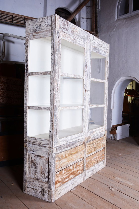Originele boekenkast uit het midden van de 20e eeuw, van sparrenhout en glas, Provençaalse stijl, Frankrijk, (photo 3 of 12)