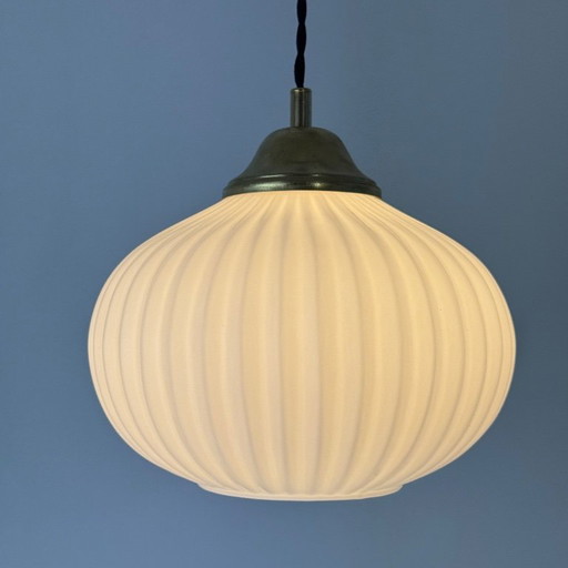 ANCIENNE SUSPENSION EN OPALINE CANNELEE VINTAGE
