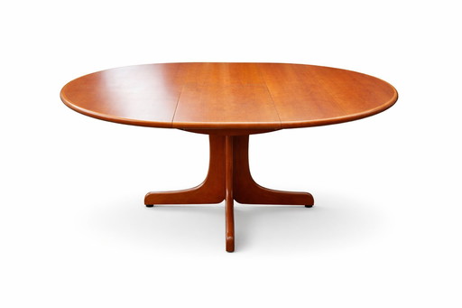 Extendable round to oval dining table