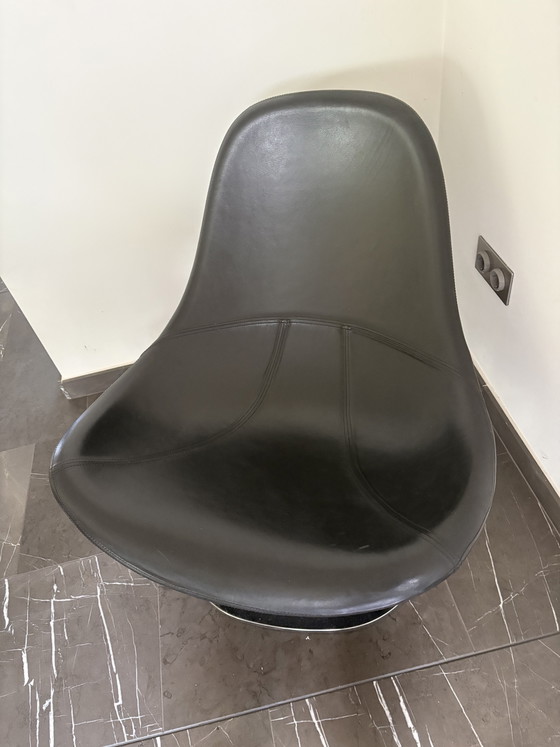 Fauteuil vintage IKEA en cuir noir | Pièce de collection rare, vers 2000 | Piètement chromé, forme du coussin (photo 3 of 5)