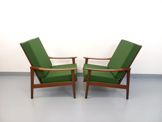 Image 1 of Een paar vintage Scandinavische fauteuils van teakhout met groene stof uit de jaren 60.