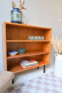 Libreria vintage – impiallacciatura in teak, stile metà secolo