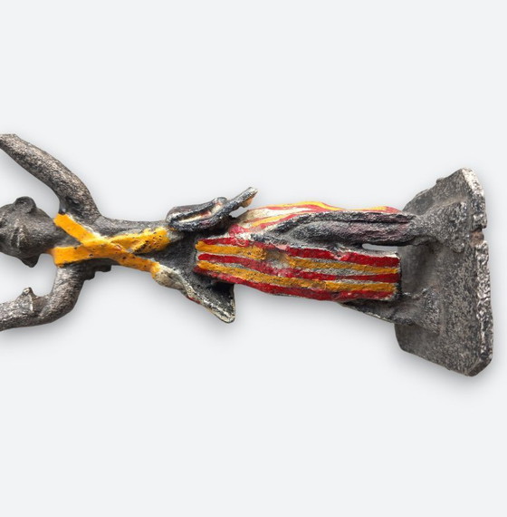 Image 1 of West-Afrikaanse figuratieve sculptuur in metaal – handbeschilderde dragerfiguur – vintage