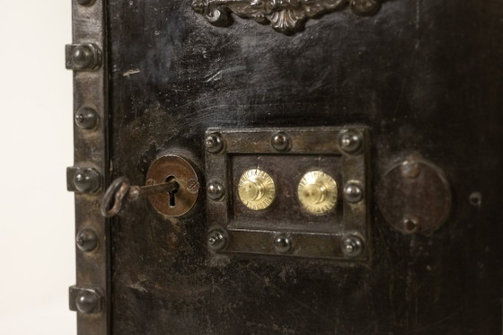 Image 1 of Bauche. Antiker kleiner Reisesafe aus Metall. Napoleon III.