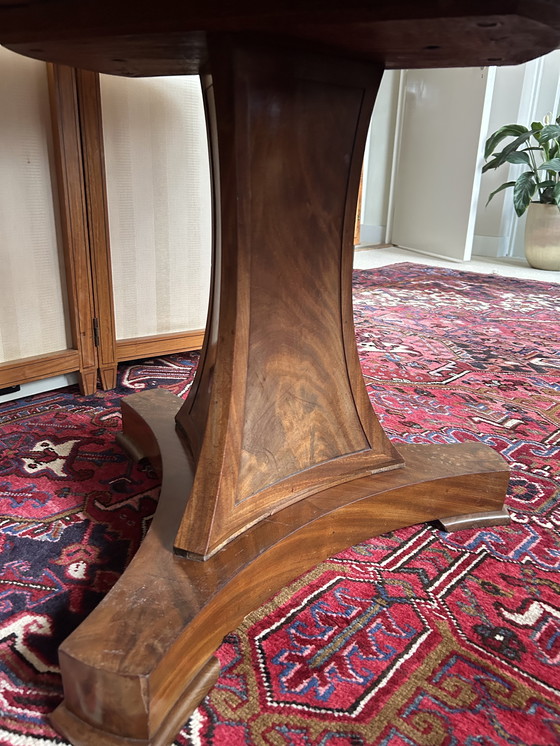 Image 1 of Table ancienne avec un beau piètement