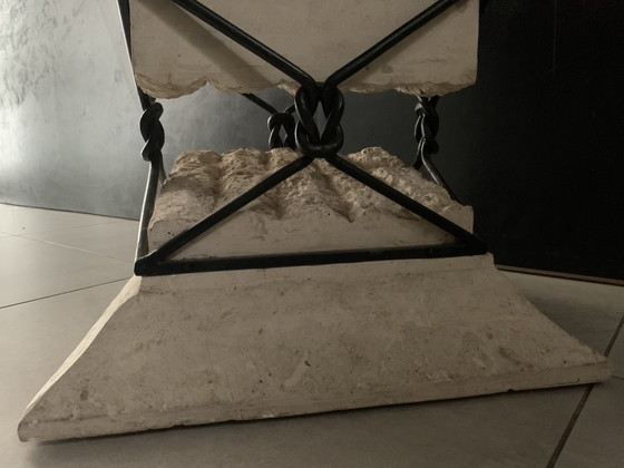 Image 1 of Travertin en ijzeren sokkeltafel met "gebroken" ontwerp