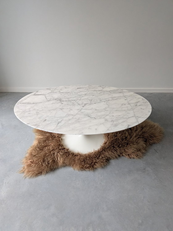 Knoll coffee table, designed by Eero Saarinen, white marble, Fiberglass, Mid Century Modern (photo 3 of 11)