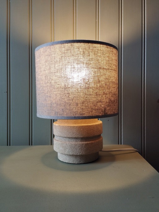 Klein nachtlampje uit de jaren 70 met voet van aardewerk en cilindervormige lampenkap van jute.