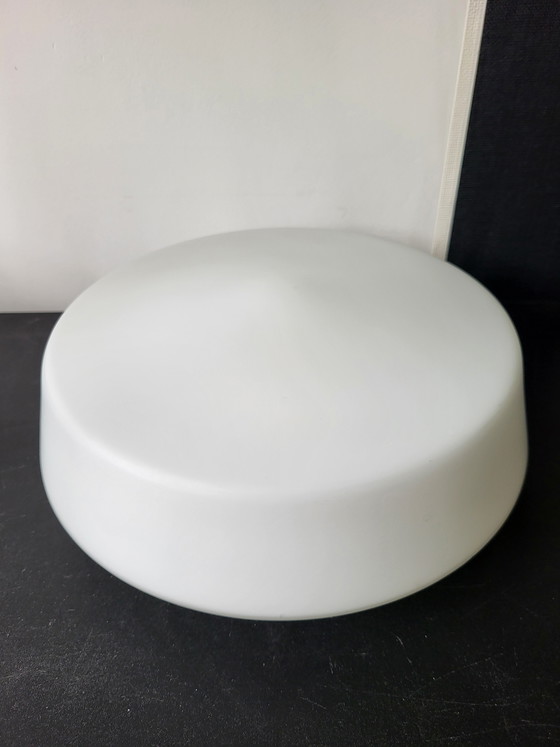 Image 1 of Plafoniera vintage DKN Leuchte con grande paralume in vetro opalino bianco, risalente agli anni '60.