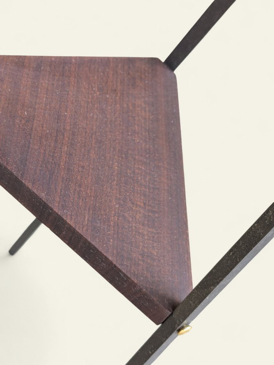 Image 1 of Raro posacenere d'epoca in piedi anni '60/'70 con ripiano in teak e aspetto in pelle di serpente rossa