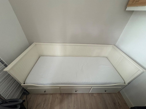 Pull-out twin/ single bed with 3 large drawers.