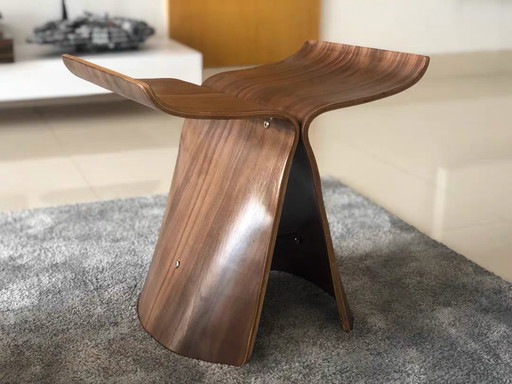 Een icoon van Japans design: de "Butterfly"-kruk van Sori Yanagi in walnoothout

