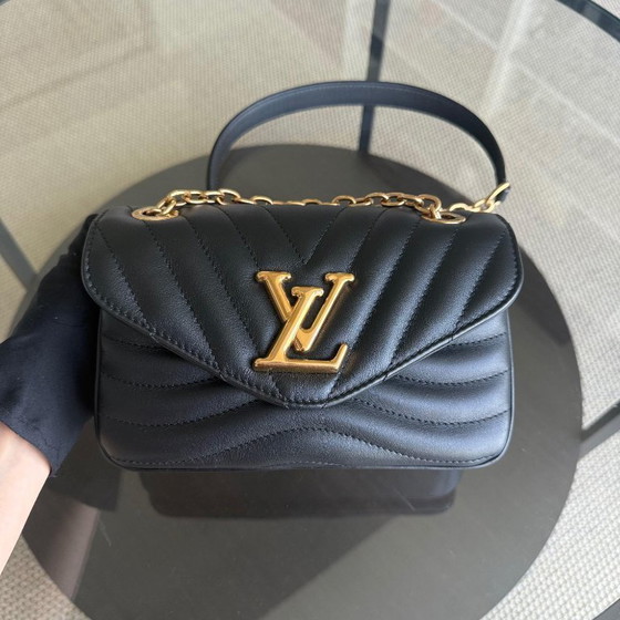 Image 1 of LOUIS VUITTON NEW WAVE CHAIN ​​TAS - ZWART GEWATTEERD KALFSLEER MET VEROUDERDE GOUDEN BESLAG