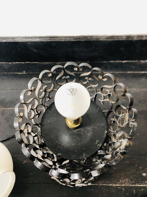 Image 1 of Zwarte smeedijzeren lamp met een handgemaakte witte bol.