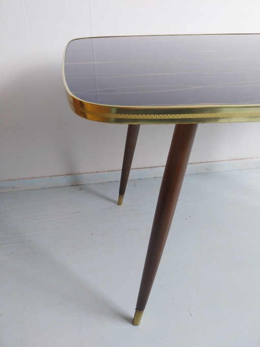 Beistelltisch im Mid-Century-Stil mit Tischplatte aus Formica-Glas und schrägen Beinen – bijzettafels, Brass (photo 2 of 5)