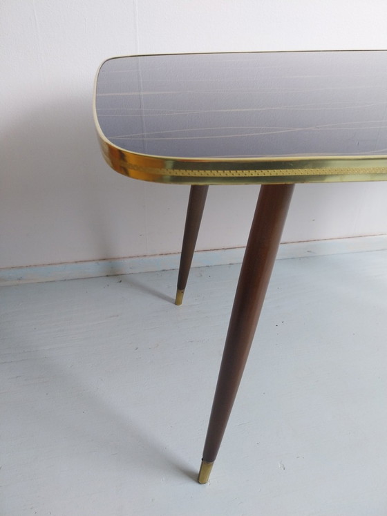 Mid-century bijzettafel met formica glazen tafelblad en schuine pootjes – Brass, Plastic (photo 2 of 5)