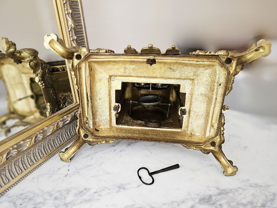 Image 1 of Grote Napoleon III-klok uit de 19e eeuw, 45 cm, 8 kg, brons en tin, met leeuwen en bustes, compleet met sleutel